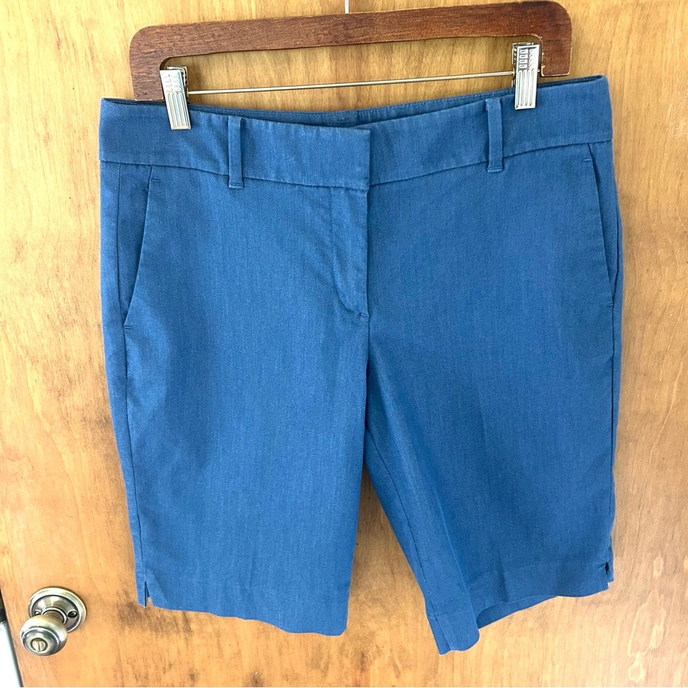 Ann Taylor 11” Chambray Bermuda Shorts. Size 6.